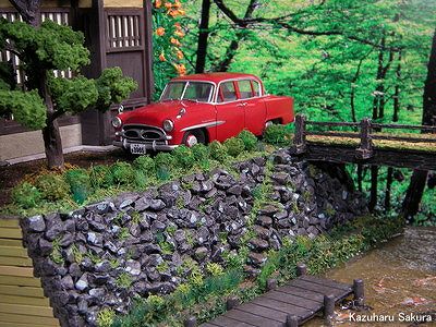 アリイ　'55トヨペット・クラウン　小京都のジオラマ　完成画像　赤い初代クラウンと京町家全景２