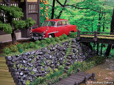 アリイ　'55トヨペット・クラウン　小京都のジオラマ　完成画像　赤い初代クラウンと京町家全景２