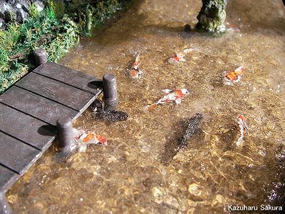 アリイ　'55トヨペット・クラウン　小京都のジオラマ　完成画像　川を泳ぐ鯉１