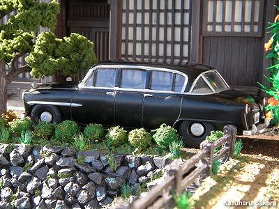 アリイ　'55トヨペット・クラウン　小京都のジオラマ　完成画像 初代クラウンと京町家、橋、ノウゼンカズラ１