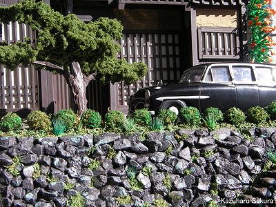 アリイ　'55トヨペット・クラウン　小京都のジオラマ　完成画像 初代クラウンと京町家、石垣、ノウゼンカズラ