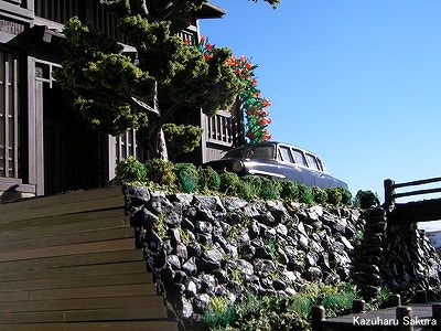 アリイ　'55トヨペット・クラウン　小京都のジオラマ　完成画像 晴天の下の京町家と初代クラウン