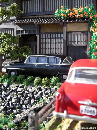 アリイ　'55トヨペット・クラウン　小京都のジオラマ　完成画像 赤と黒の初代クラウン、そして京町家、ノウゼンカズラ１