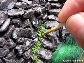 アリイ　'55トヨペット・クラウン　小京都のジオラマ製作 石垣の製作 石段の隅に情景テクスチャーペイント（草グリーン）で草表現入れる