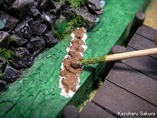 アリイ　'55トヨペット・クラウン　小京都のジオラマ製作 石垣の製作 情景テクスチャーペイント（土ダークアーズ）を広げて小道を造る