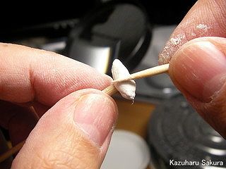 アリイ　'55トヨペット・クラウン　小京都のジオラマ製作 ミニチュア鯉 紙粘土を爪楊枝で整える