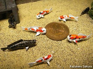 アリイ　'55トヨペット・クラウン　小京都のジオラマ製作 ジオラマベースに固定された錦鯉と野鯉