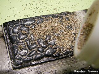 アリイ　'55トヨペット・クラウン　小京都のジオラマ製作 ミニチュア踏み石の製作 目地に砂をまく１