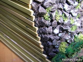 アリイ　'55トヨペット・クラウン　小京都のジオラマ製作 ジオラマベースの周囲に飾られた竹の溝をモデリングペーストで埋める