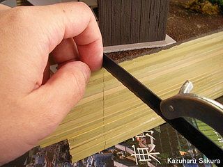 アリイ　'55トヨペット・クラウン　小京都のジオラマ製作 ジオラマベースの周囲にはみ出た竹をのこぎりで切る