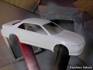 アオシマ JZX90 トヨタ・マークⅡ 2.5 グランデG（1/24）  塗装前ボディ　持ち手を付ける