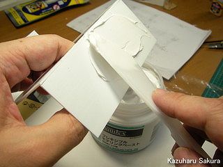 アオシマ・JZX90 トヨタ・マークⅡ　ジオラマ製作　自宅のモルタル塗りの壁の製作　モデリングペーストを塗る２