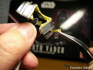 バンダイ ダース・ベイダー (1/12) 製作記 ～ 胴体のシルバーの塗り分け ～ エアブラシ塗装の後のマスキングテープ剥がし