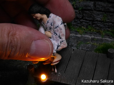 ﻿1/24 Kazuharu Sakura original ﻿櫻和春オリジナル 1/24 灯籠 ジオラマ制作記 ～ LEDの炎表現３・灯籠を流す女性