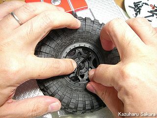 Axial(アキシャル)・SCX10・ランドクルーザー40・トラギー 製作記 ～ 塗料を押し付ける